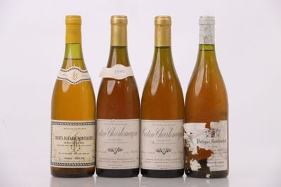 quatre bouteilles de vin sont alignées sur une table