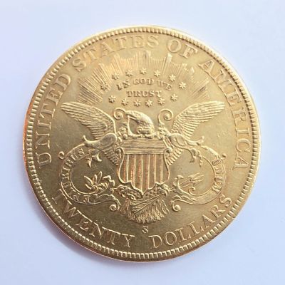 une image d'une pièce d'or sur une surface blanche