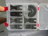 Quelqu'un tient une boîte à outils contenant divers outils.