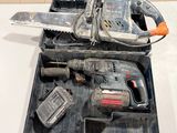 une photo d'une boîte à outils contenant une tronçonneuse et des outils