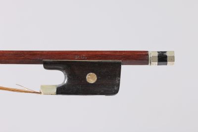 gros plan d'un archet de violon sur fond blanc