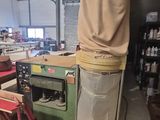 une photo d'une machine dans un entrepôt, recouverte d'une bâche