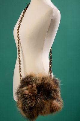 sac à pompon en fourrure marron sur un mannequin, mannequin, mannequin, mannequin, mannequin, mannequin, mannequin, mannequin, mannequin, mannequin, mannequin, mannequin, mannequin, mannequin, mannequin, mannequin, mannequin, mannequin, mannequin, mannequin, mannequin, mannequin, mannequin, mannequin, mannequin, mannequin, mannequin, mannequin, mannequin, mannequin, mannequin, mannequin, mannequin, mannequin, mannequin, mannequin, mannequin, mannequin, mannequin, manne