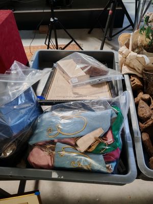 deux bacs remplis d'objets divers posés sur une table