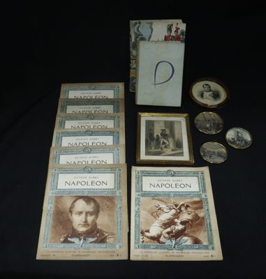 trois livres sont posés sur une table à côté d'une photo d'un homme