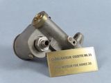 un objet métallique sur lequel est apposée une plaque portant l'inscription « carburateur cozette m1 - 21 »