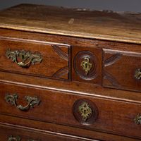 Commode droite en chêne mouluré (fentes, chocs). (photo 2)