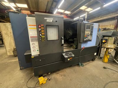 une grande machine qui se trouve dans un garage