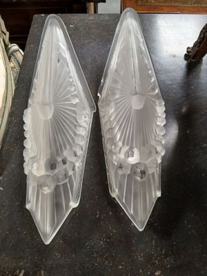 deux récipients en plastique transparent posés sur une table, à côté d'une chaise
