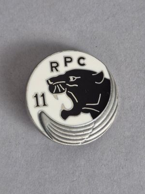 un gros plan sur un pin's noir et blanc représentant une panthère