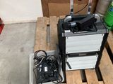 une machine posée sur une palette dans un garage