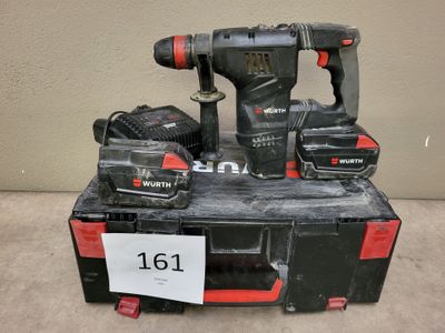 tout un tas d'outils posés sur une boîte