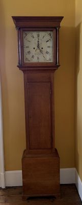 une horloge grand-père posée dans le coin d'une pièce