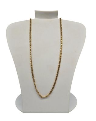 un collier à chaîne en or sur le torse d'un mannequin