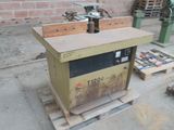une machine posée sur une palette