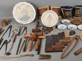 un grand nombre d'objets anciens qui se trouvent sur la table