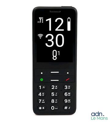 Le téléphone portable noir affiche l'heure à l'écran.