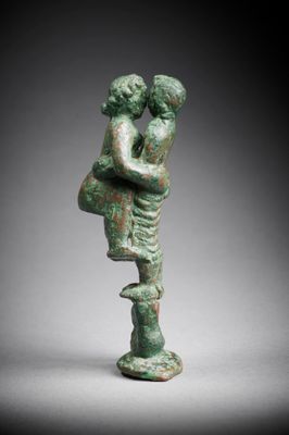 une image représentant une statue en bronze d'une femme tenant un enfant dans ses bras