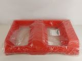 un sac en plastique rouge posé sur une table
