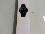 emballage d'une montre Samsung posé sur une table avec un fond blanc
