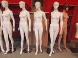 de nombreux mannequins alignés en rang