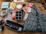 une table sur laquelle se trouvent de nombreux objets