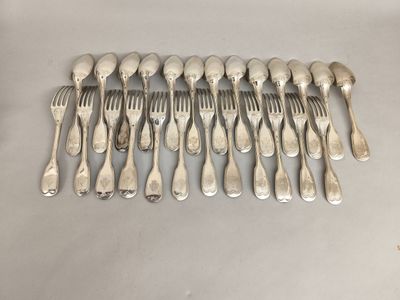 Huit fourchettes et cuillères en métal argenté sont alignées sur une table