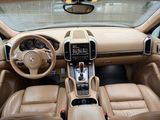 l'intérieur de la voiture est propre et prêt à l'emploi
