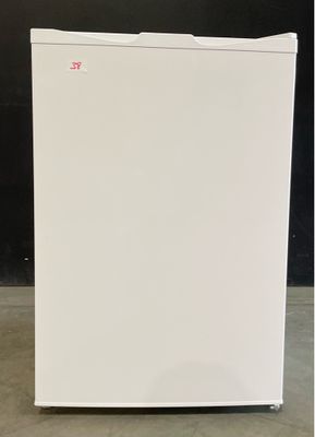 image d'un petit réfrigérateur blanc dans une pièce