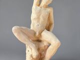 sculpture représentant un homme assis sur un rocher