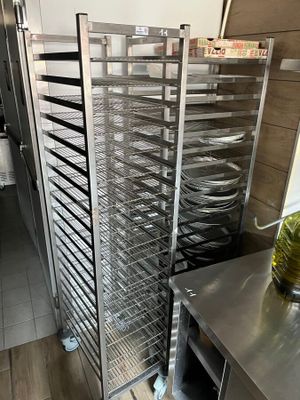 de nombreux plateaux de nourriture posés sur une étagère dans la cuisine