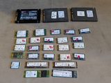 de nombreux types de disques durs disposés sur le sol