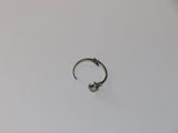 une bague en argent ornée d'un petit cœur