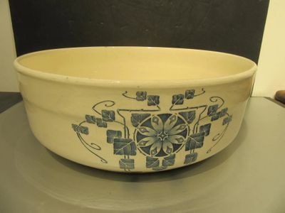un bol blanc orné de motifs bleus, posé sur une table