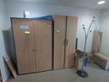 une pièce où se trouvent un tas de cartons et un balai
