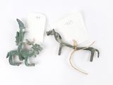 paire de figurines en bronze représentant un cheval et un cheval avec un cavalier