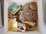 a box full of different types of badges in it