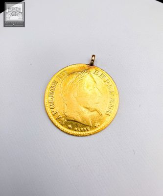 gros plan d'une pièce d'or sur une surface blanche