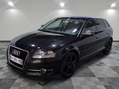 une image d'une audi wagon noire garée dans un garage