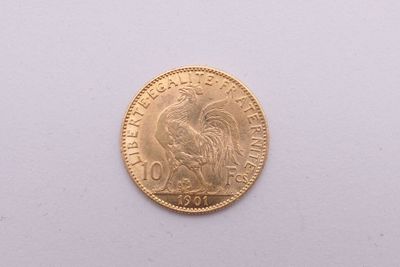 l'image d'une pièce d'or posée sur une surface blanche