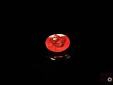 un diamant rouge dans l'obscurité, sur fond noir