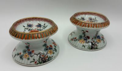 paire de vases chinois anciens ornés de motifs floraux