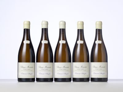 six bouteilles de vin sont alignées sur une table