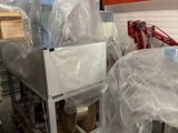 une pile de sacs en plastique posée sur une étagère dans un entrepôt