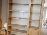 une pièce dans laquelle se trouvent une bibliothèque et une chaise
