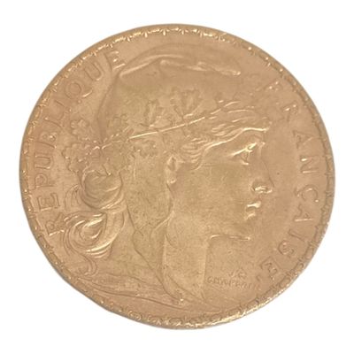 Gros plan sur une pièce d'or ornée d'une tête de femme
