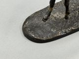 une statue représentant un homme à cheval sur une planche de surf