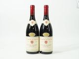 deux bouteilles de vin rouge posées l'une à côté de l'autre sur une surface blanche