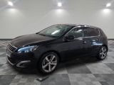 la photo d'une voiture noire garée dans un garage
