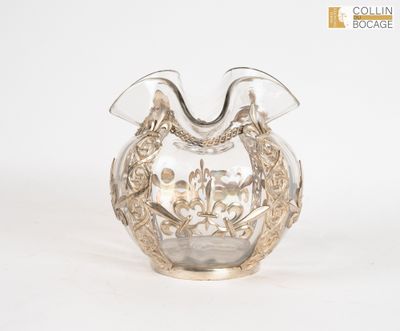 un vase en verre transparent orné d'un motif doré